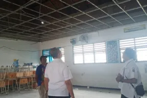 SMPN 60 Surabaya: Plafon Kelas Runtuh, Siswa Aman
