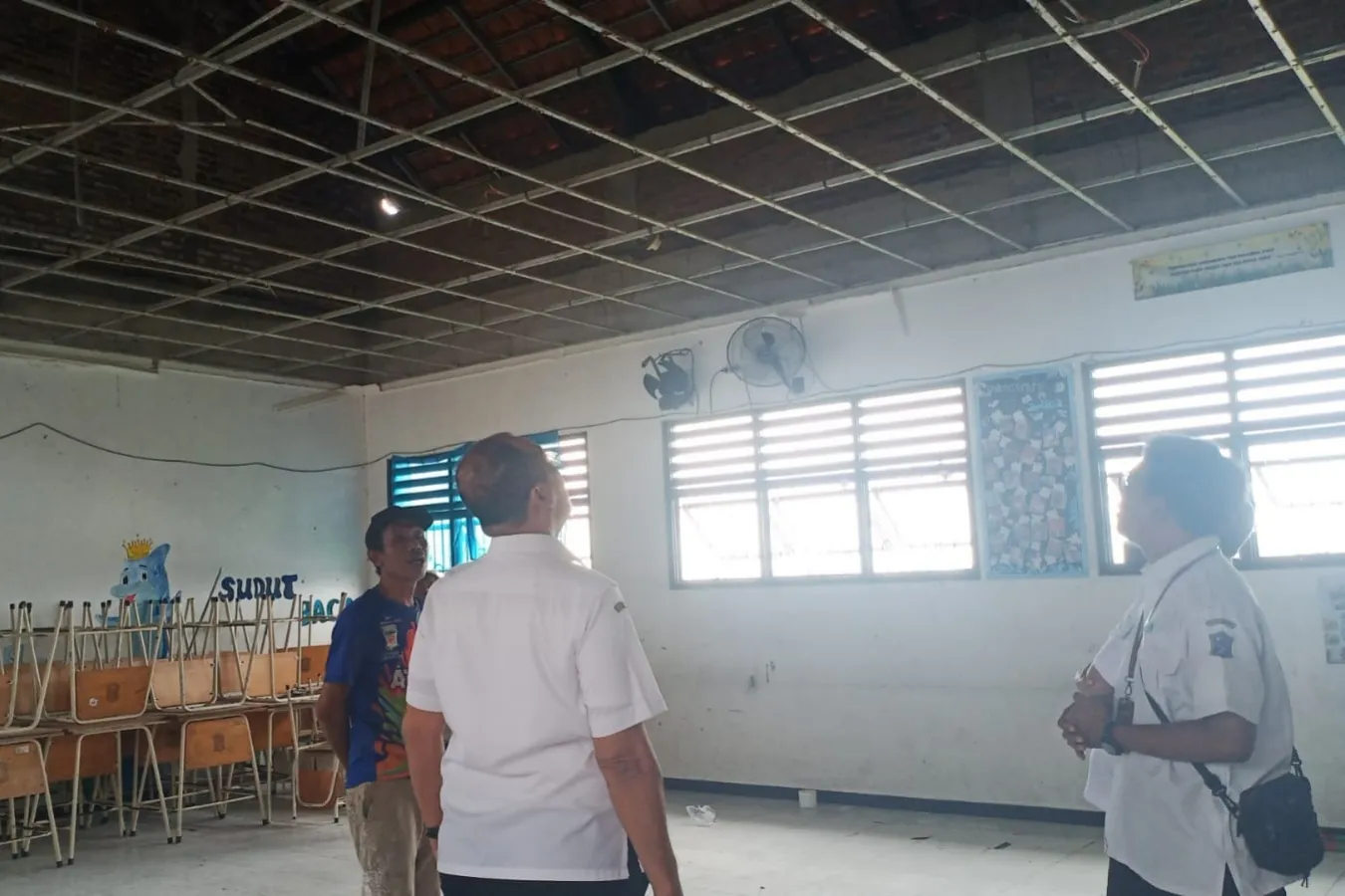 SMPN 60 Surabaya: Plafon Kelas Runtuh, Siswa Aman