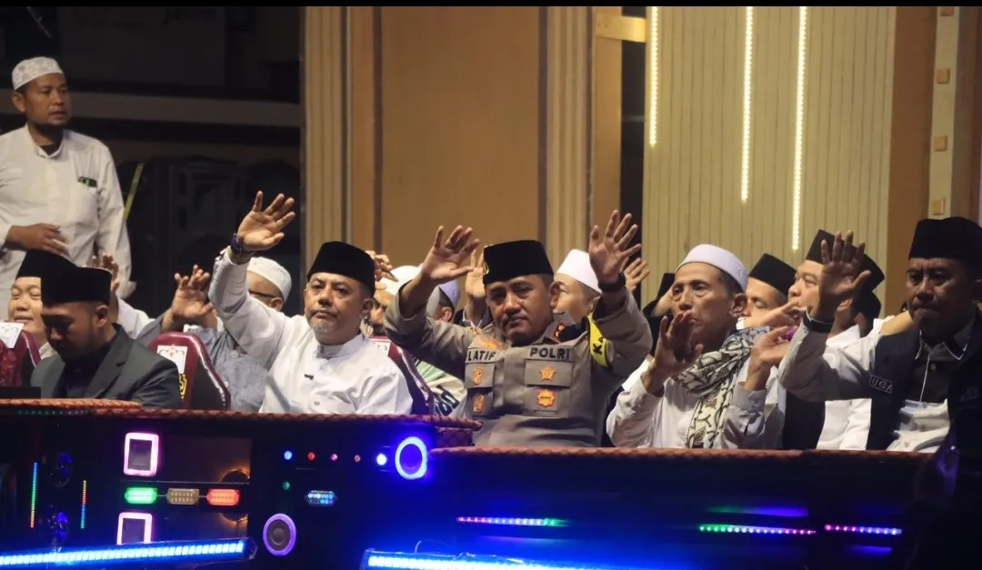 Kapolres Probolinggo : Malam Pergantian Tahun Kondusif, Masyarakat Gelar Sholawat dan Doa Bersama 1 Kapolres Probolinggo : Malam Pergantian Tahun Kondusif, Masyarakat Gelar Sholawat dan Doa Bersama