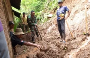 Longsor Terjang Dongko Trenggalek, Babinsa dan Warga Gotong Royong Bersihkan Material
