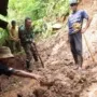 Longsor Terjang Dongko Trenggalek, Babinsa dan Warga Gotong Royong Bersihkan Material