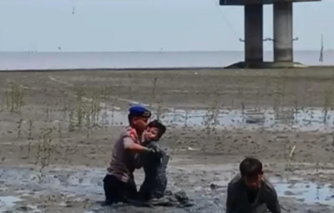 Respons Cepat Dit Polairud Polda Jatim Selamatkan Dua Anak Terjebak Lumpur di Wisata Kenjeran