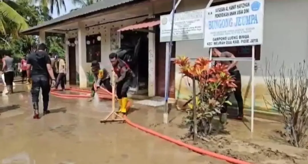 Gotong Royong Polri dan Masyarakat, Polres Pidie Jaya Percepat Pemulihan Pascabanjir dan Fasilitas Pendidikan
