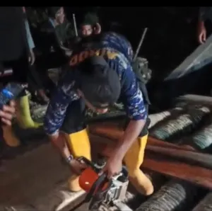 Tim SAR Korpolairud Bangun Jembatan Sementara di Korong Maranci, Padang Pariaman