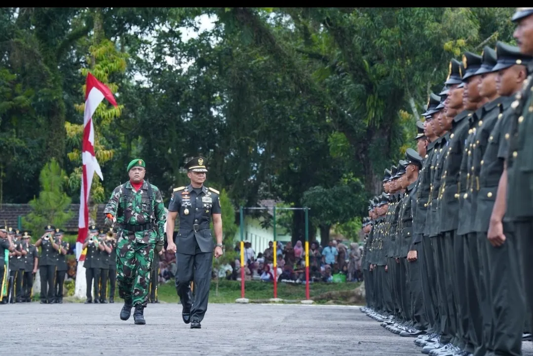 Kodam V/Brawijaya Lantik 1.018 Prajurit Baru Dalam Upacara Penutupan Pendidikan Bintara TNI AD 1 Kodam V/Brawijaya Lantik 1.018 Prajurit Baru Dalam Upacara Penutupan Pendidikan Bintara TNI AD