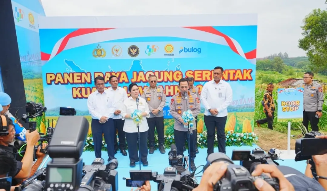 Panen Raya Jagung di Bekasi, Kapolri Salurkan Alsintan dan Sembako untuk Kelompok Tani dan Masyarakat