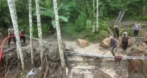 Di Tengah Lumpur dan Harapan, Polri Bersama Warga Buka Akses Jalan Kampung Setie Pascabencana