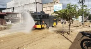 Water Cannon Disemprotkan di Jalan Lintas Aceh Selatan, Polri Minimalisir Debu Pasca Banjir