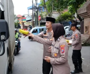 Jumat Berkah, Polsek Taman Berbagi Makanan di Jalan Raya Wonocolo Sidoarjo