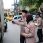 Jumat Berkah, Polsek Taman Berbagi Makanan di Jalan Raya Wonocolo Sidoarjo