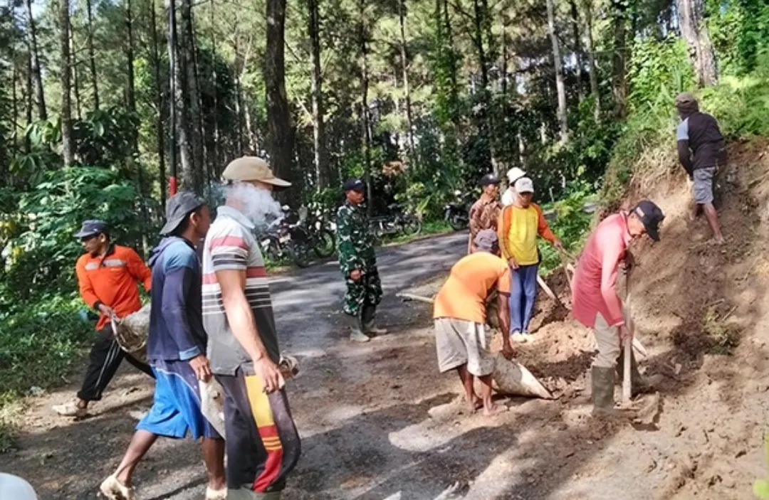 Di Lereng Pegunungan Trenggalek, Babinsa dan Warga Bersatu Jaga Lingkungan