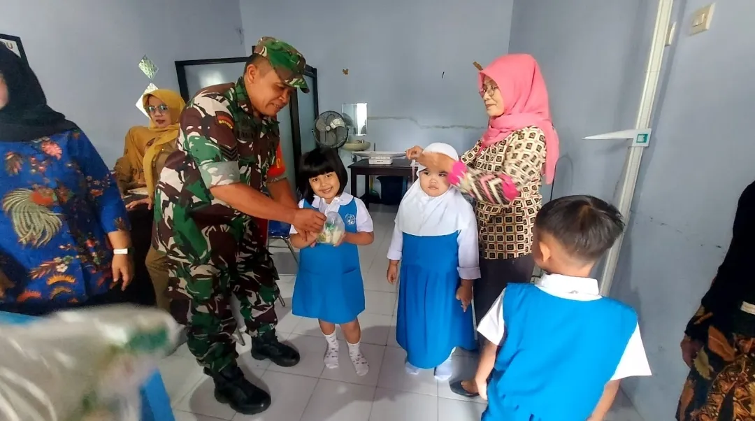 Dampingi Posyandu, TNI Peduli Terhadap Kesehatan Anak