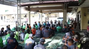 Polisi Peduli : Kapolres Mojokerto Kota Silaturahmi Salurkan Bantuan Sosial untuk Ojol dan Tukang Becak