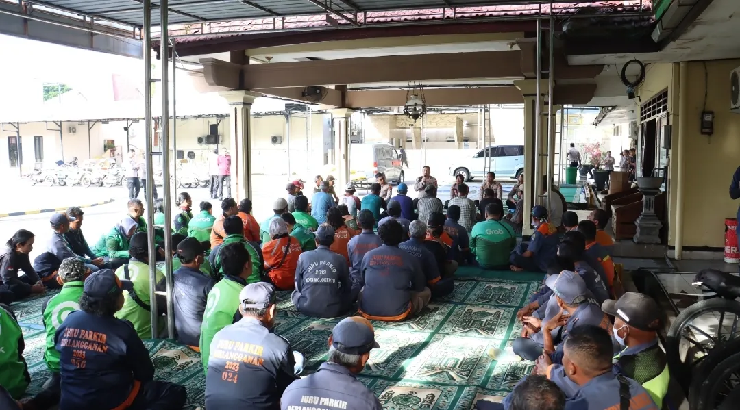 Polisi Peduli : Kapolres Mojokerto Kota Silaturahmi Salurkan Bantuan Sosial untuk Ojol dan Tukang Becak