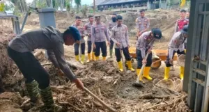 Polri dan Warga bergandengan Tangan, Polindes Meunasah Mancang Bangkit dari Lumpur Banjir