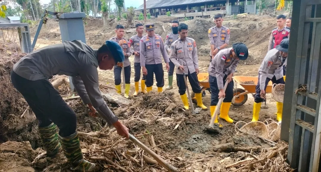 Polri dan Warga bergandengan Tangan, Polindes Meunasah Mancang Bangkit dari Lumpur Banjir