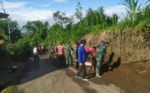 Bahu-Membahu, TNI dan Warga Masaran Kompak Cegah Longsor