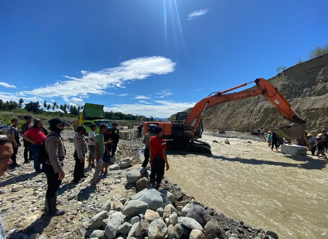 Polri-TNI Terus Lakukan Penanganan Banjir Donggala, Akses Jalan Mulai Dibuka dan Pembersihan Rumah Warga Digencarkan