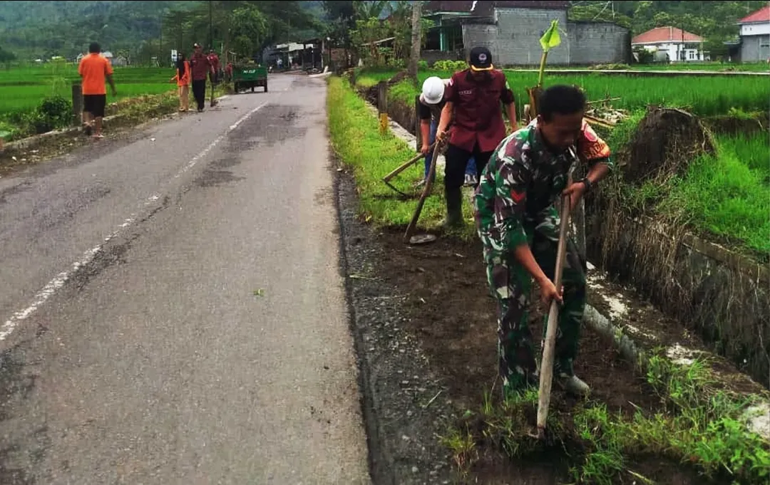 Di Pagi Berkabut, TNI-Polri dan Warga Dawuhan Bersatu Jaga Lingkungan
