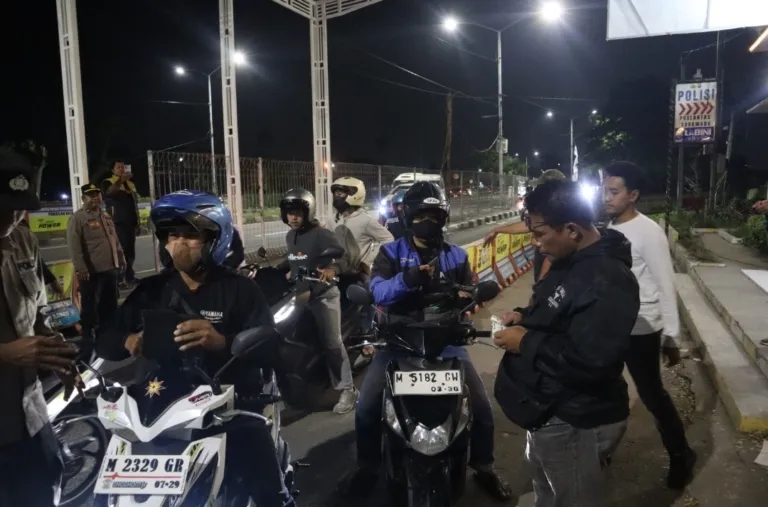 Harkamtibmas, Polres Pelabuhan Tanjung Perak Terus Gelar Pemeriksaan Kendaraan di Pospol Suramadu.