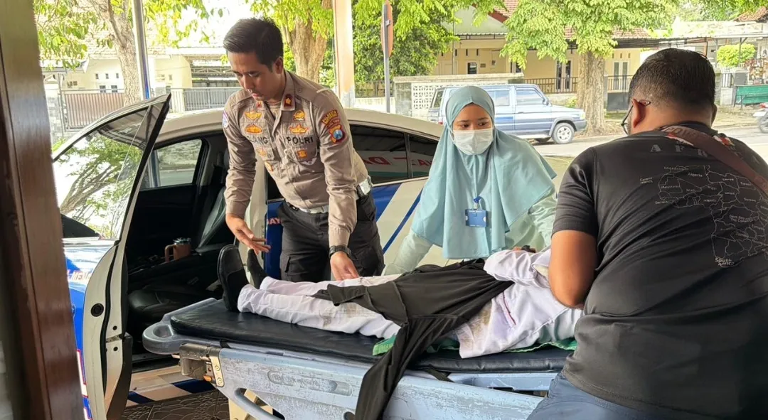 Aksi Humanis Kasat Lantas Polresta Banyuwangi Selamatkan Korban Laka Tunggal