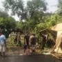 TNI–BPBD Sigap Evakuasi Pohon Tumbang di Sumberdadi Trenggalek