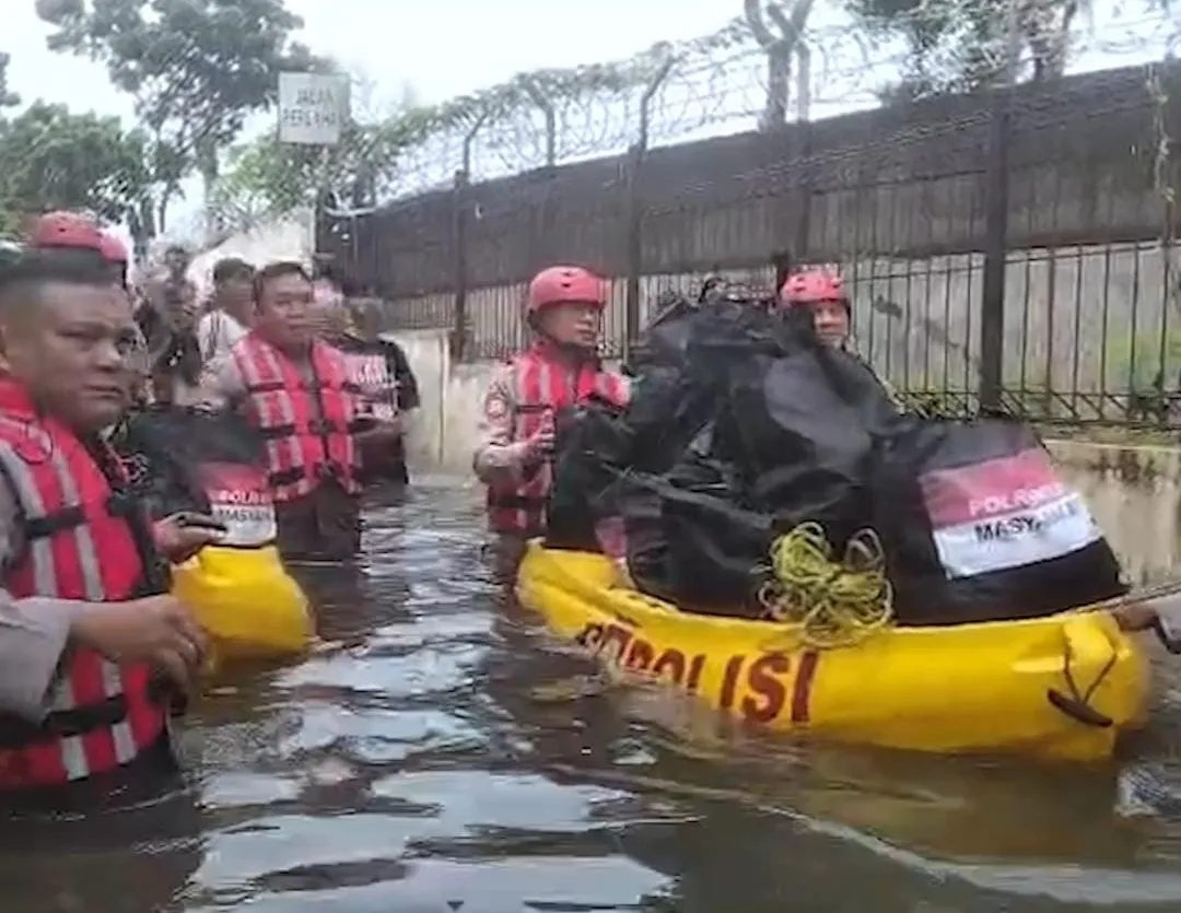 Polri Bergerak Tangani Banjir Cakung, Kerahkan 132 Personel, Perahu Taktis, Kendaraan 4×4, dan Dapur Lapangan Brimob