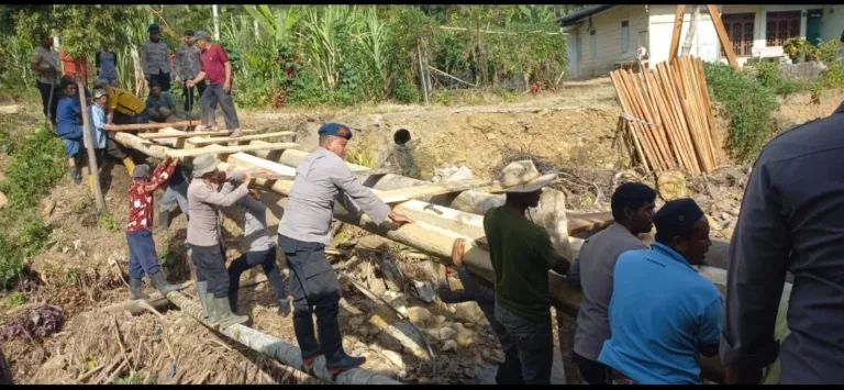 Polri Bersama Masyarakat Bangun Jembatan Darurat, Akses Tiga Kampung di Rusip Antara Kembali Terhubung
