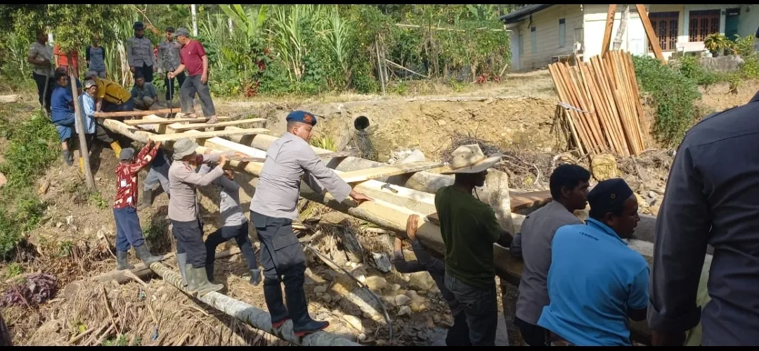 Polri Bersama Masyarakat Bangun Jembatan Darurat, Akses Tiga Kampung di Rusip Antara Kembali Terhubung