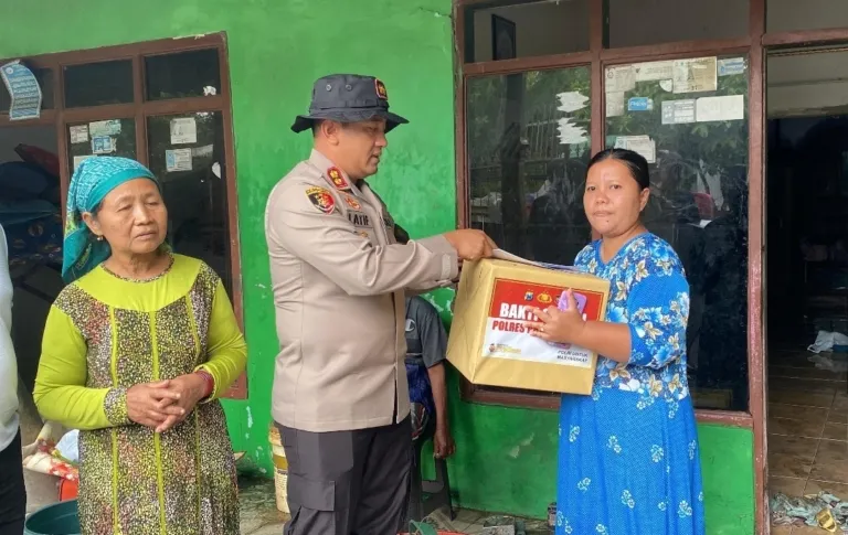 Polres Probolinggo Salurkan Bantuan Sosial Warga Terdampak Banjir