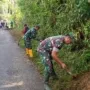 TNI dan Warga Kompak Bersih-bersih Jalan dan Parit di Desa Surenlor Trenggalek