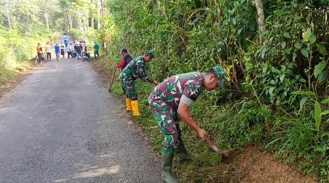 TNI dan Warga Kompak Bersih-bersih Jalan dan Parit di Desa Surenlor Trenggalek 1 TNI dan Warga Kompak Bersih-bersih Jalan dan Parit di Desa Surenlor Trenggalek