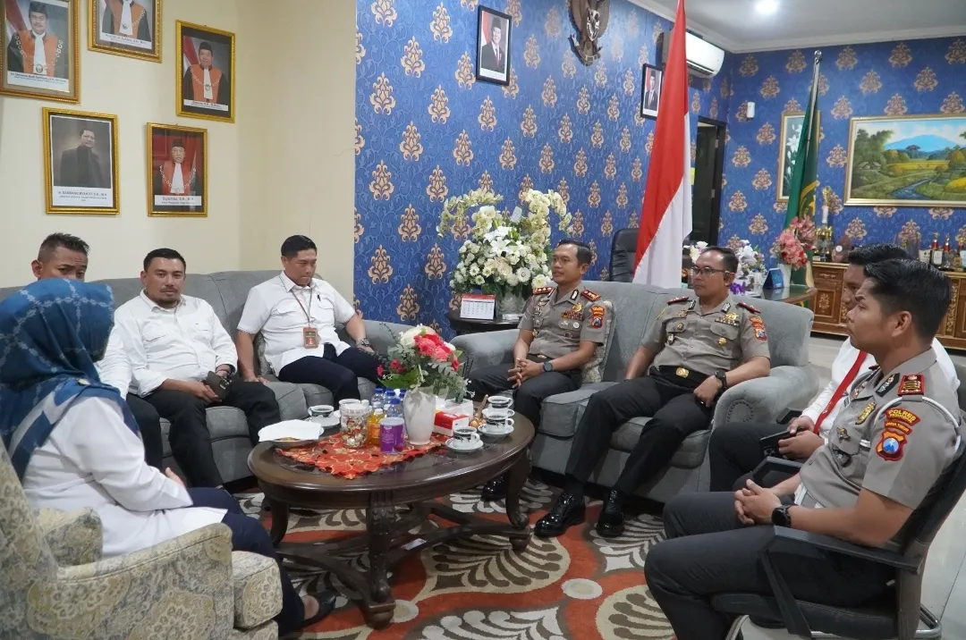 Kapolres Pasuruan Perkuat Sinergi Forkopimda, Sambangi DPRD, Kejaksaan, dan Pengadilan 1 Kapolres Pasuruan Perkuat Sinergi Forkopimda, Sambangi DPRD, Kejaksaan, dan Pengadilan