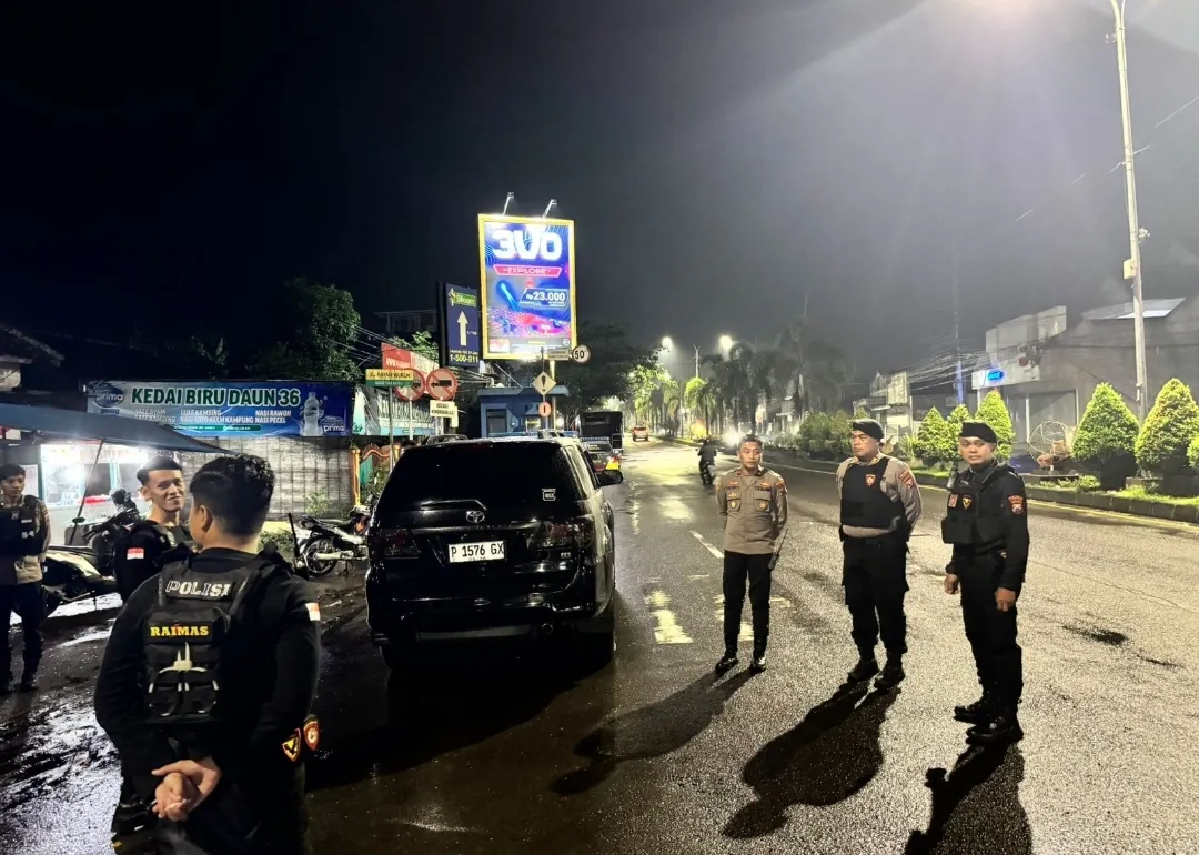 Pimpin Patroli Malam, Wakapolres Jember : Wujudkan Keamanan dan Kenyamanan Warga adalah Komitmen 1 Pimpin Patroli Malam, Wakapolres Jember : Wujudkan Keamanan dan Kenyamanan Warga adalah Komitmen