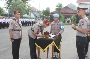 Kapolres Pasuruan Kota AKBP Titus Yudho Uly, S.I.K.,M.Si Pimpin Upacara serah terima Jabatan Kasat Narkoba dan Kapolsek Jajaran