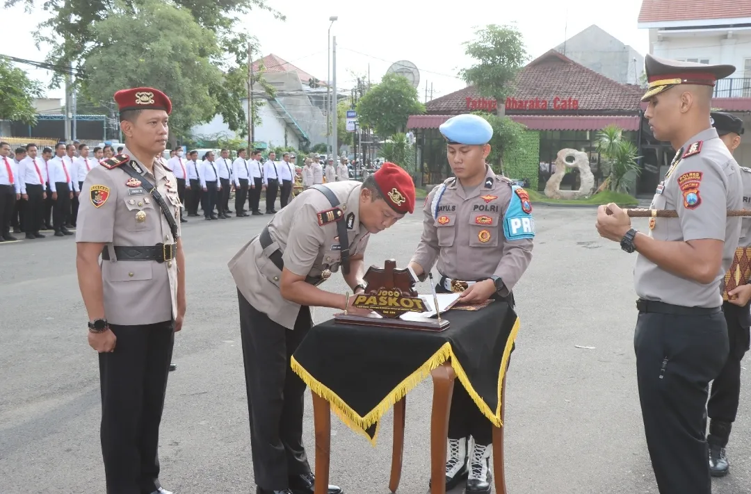 Kapolres Pasuruan Kota AKBP Titus Yudho Uly, S.I.K.,M.Si Pimpin Upacara serah terima Jabatan Kasat Narkoba dan Kapolsek Jajaran