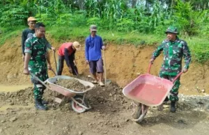TNI dan Warga Benahi Jalan Rusak di Trenggalek