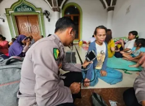 Polri “All Out” Evakuasi, Hadirkan Randurlap dan Patroli Kesehatan Door to Door untuk Korban Banjir Karawang