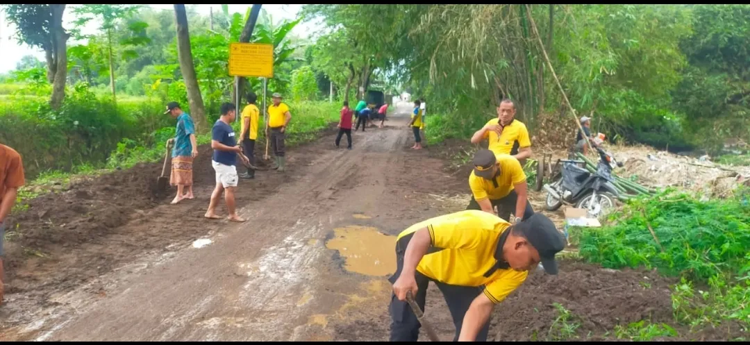 Polsek Winongan Bersama Warga Gelar Bakti Sosial Bersihkan Lumpur Pascabanjir di Desa Prodo