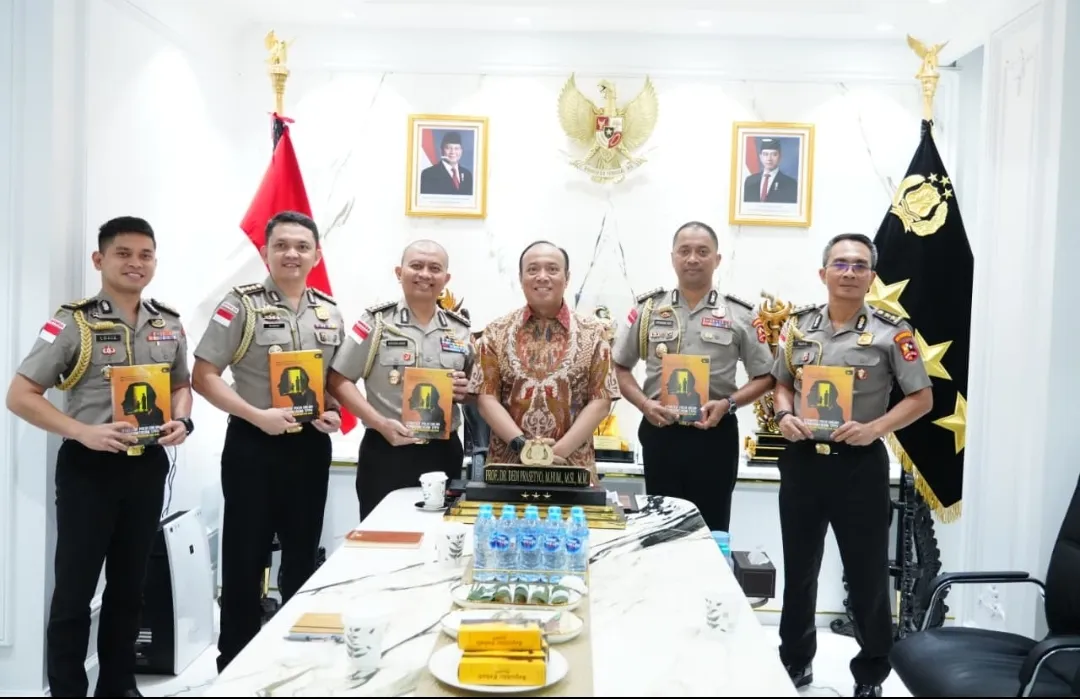Lewat Buku, Wakapolri Titipkan Pesan Penting Pemberantasan TPPA–PPO kepada 5 Calon Atase dan Staf Teknis Polri 1 Lewat Buku, Wakapolri Titipkan Pesan Penting Pemberantasan TPPA–PPO kepada 5 Calon Atase dan Staf Teknis Polri