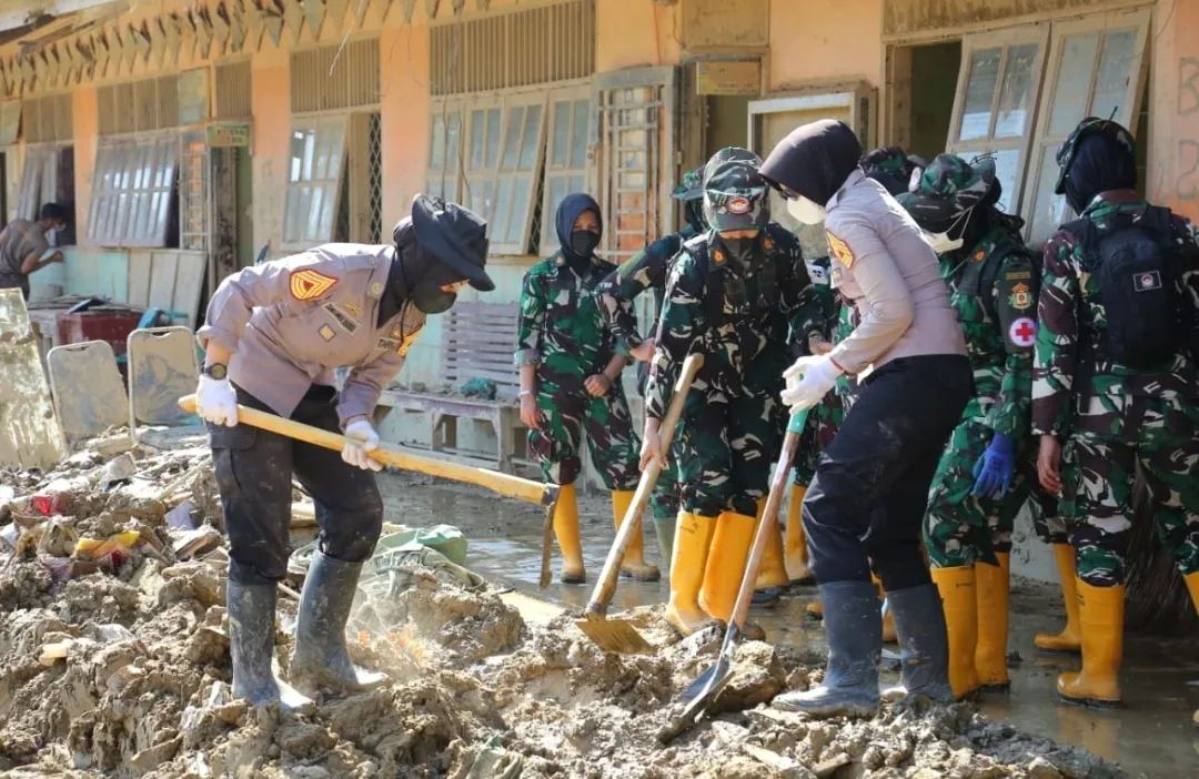 Bersihkan SD Negeri 4 Kuala Simpang, Taruna Ingin Siswa Bisa Segera Bersekolah Normal 1 Bersihkan SD Negeri 4 Kuala Simpang, Taruna Ingin Siswa Bisa Segera Bersekolah Normal