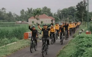 Keliling Kampung Bersepeda Kapolres Kediri Ajak Warga Jaga Lingkungan