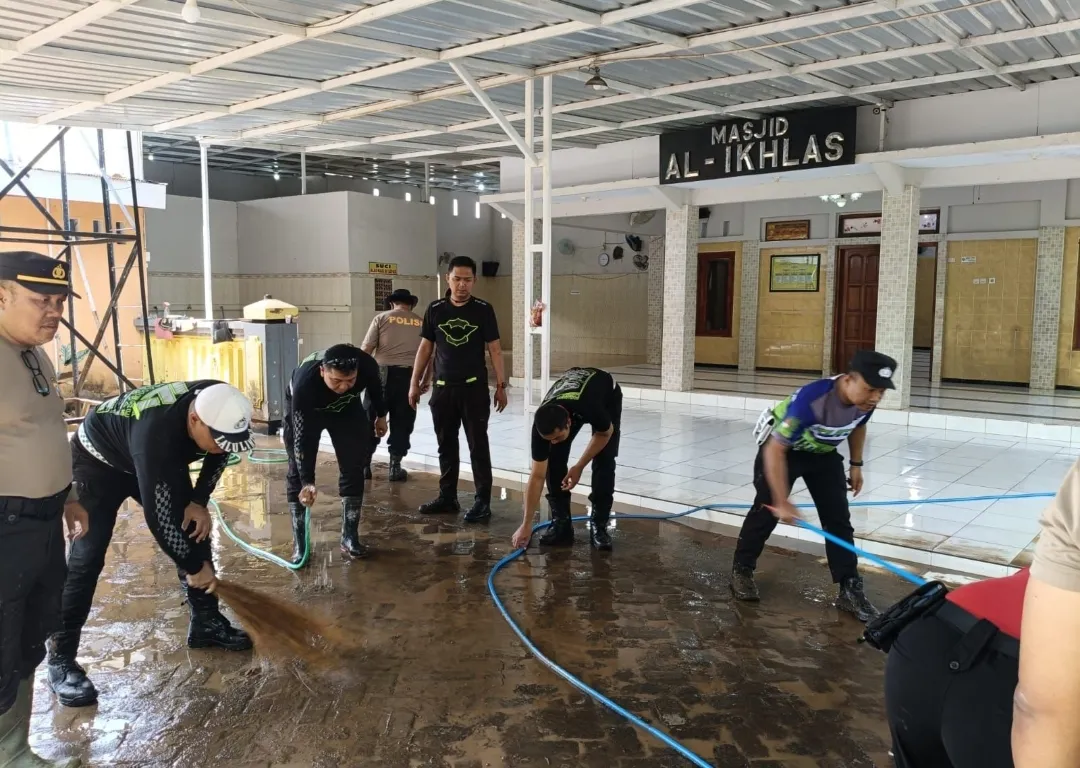 Polres Situbondo Bersihkan Fasum Terdampak Banjir Bandang di Desa Kalianget