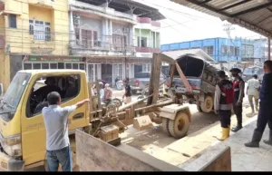 Dari Jalan Tergenang ke Bengkel Perbaikan, Polisi gunakan towing Evakuasi Mobil Warga Pascabanjir