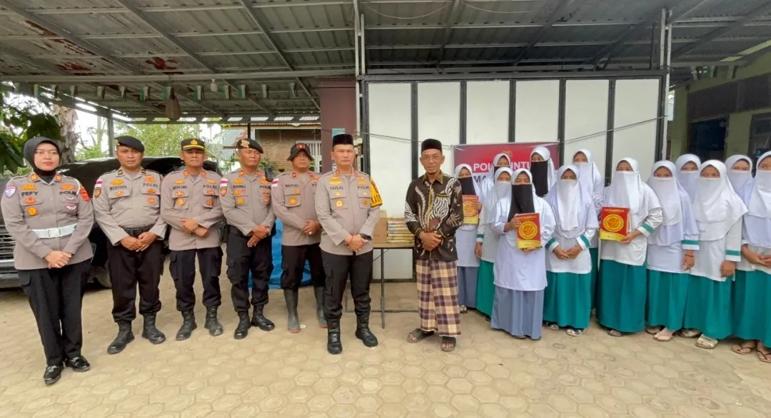 Polri Salurkan Bantuan Al-Qur’an kepada Pesantren Terdampak Banjir