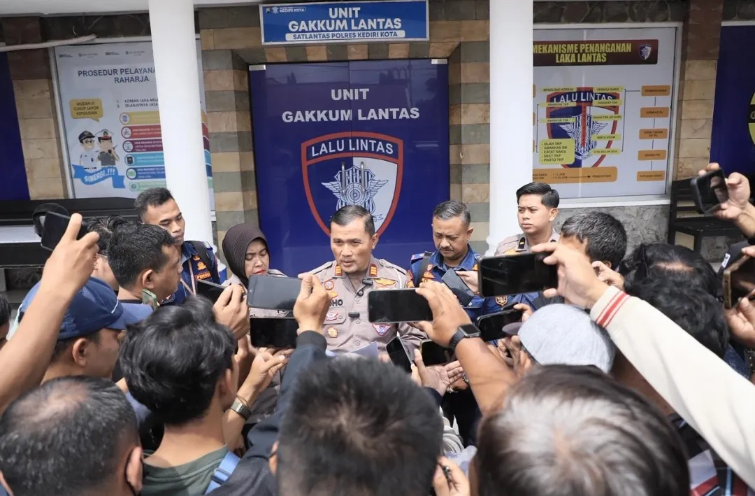Polres Kediri Kota Tetapkan Sopir Bus Sebagai Tersangka Penyebab Laka Beruntun di Muning 1 Polres Kediri Kota Tetapkan Sopir Bus Sebagai Tersangka Penyebab Laka Beruntun di Muning