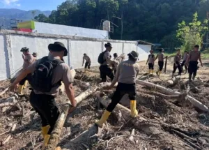 Pulihkan Pasca-Banjir Bandang, Tim SAR Resimen II Pasukan Pelopor Bersihkan Sungai di Agam