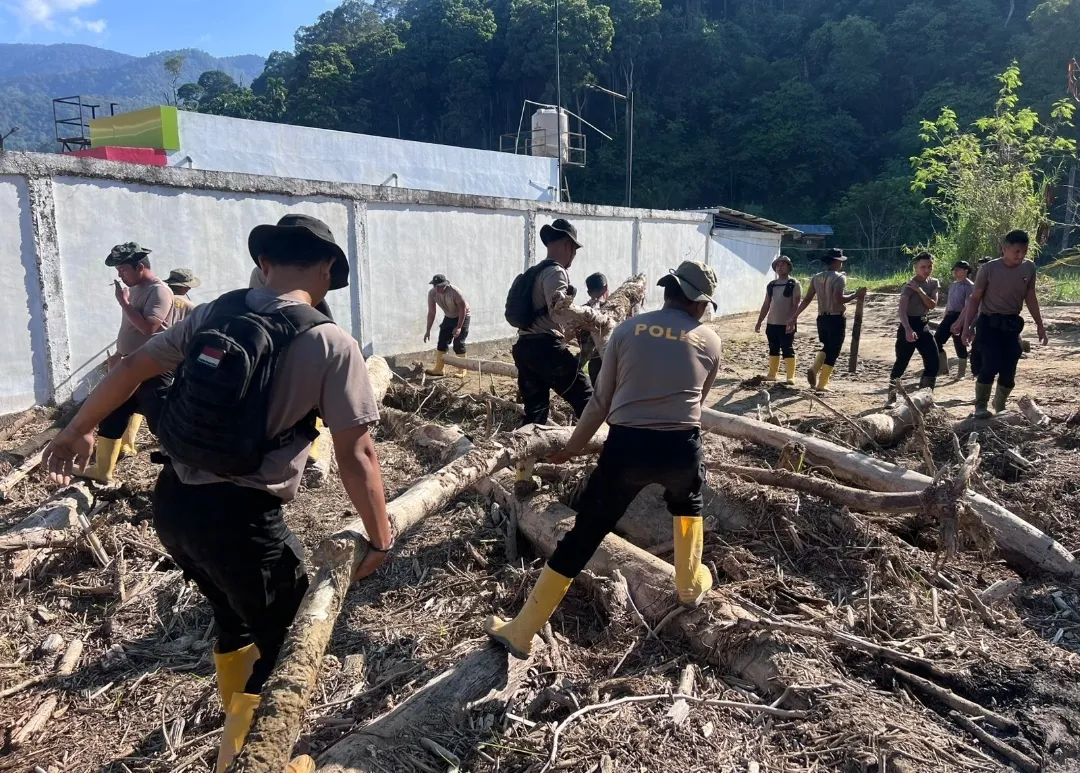 Pulihkan Pasca-Banjir Bandang, Tim SAR Resimen II Pasukan Pelopor Bersihkan Sungai di Agam