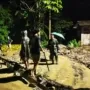 Luapan Sungai Tutup Jalan Nasional Prigi, Aparat dan Warga Bersihkan Lumpur