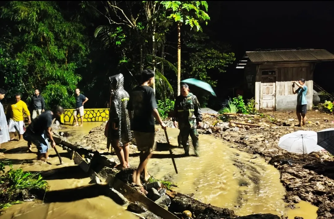 Luapan Sungai Tutup Jalan Nasional Prigi, Aparat dan Warga Bersihkan Lumpur 1 Luapan Sungai Tutup Jalan Nasional Prigi, Aparat dan Warga Bersihkan Lumpur